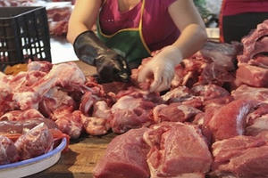 Giá lợn hơi lên cao ngất ngưởng, chợ đầu mối không có hàng