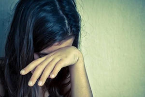 Nhân viên bể bơi sờ ngực bé gái: "Tôi chỉ coi cháu như cháu ngoại tôi thôi"