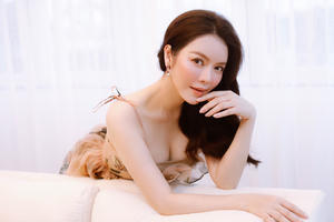 Lý Nhã Kỳ khoe vẻ đẹp "không tuổi"