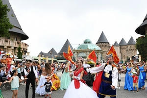 Đoàn nghệ sỹ Sun World Ba Na Hills khuấy động phố đi bộ với những màn trình diễn ngoạn mục