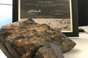 Cận cảnh thiên thạch 600.000 USD và ngôi chùa lớn nhất Việt Nam