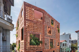 Toàn bộ mặt tiền ngôi nhà được làm từ gạch gốm Bát Tràng, Hà Nội