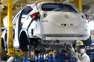 Vì sao hàng loạt hãng xe lớn nhất thế giới buộc phải cắt giảm sản lượng ô tô?