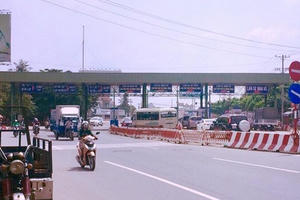 Bình Dương: Bất lực nhìn xe né trạm thu phí, tàn phá đường dân sinh, vỉa hè bị bức tử?