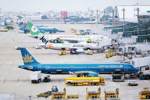 Hạ tầng quá tải, bầu trời chật chội cho hãng mới: Cản hãng cũ, hại hãng mới