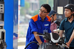 Giá xăng giảm lần đầu trong năm 2017