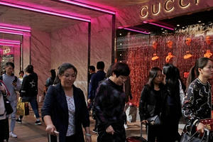 Lần đầu tiên sau nhiều thế kỷ, Trung Quốc vượt mặt Mỹ trở thành thị trường tiêu thụ thời trang lớn nhất thế giới