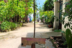 TP.HCM: Dân bức xúc vì hẻm bị thu hẹp lộ giới