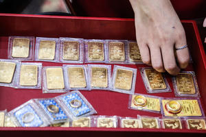 Vàng rớt giá quá nhanh và sốc, công ty lẫn tiệm vàng cạn tiền 'thâu' vàng