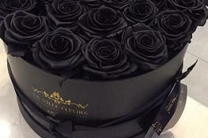 Hoa hồng đen nửa triệu đồng/bông vẫn hút khách dịp 20/10