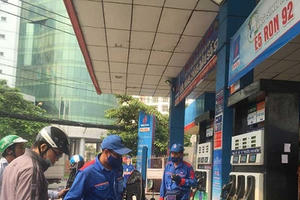 Đủ chiêu trò gian lận móc túi người mua xăng