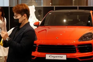 Giới đại gia Hàn Quốc đổ xô sắm xe sang, Porsche và BMW không có đủ để bán