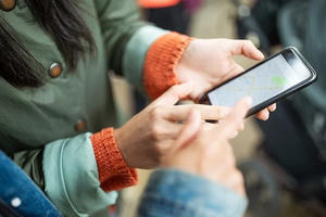 Hộ nghèo, cận nghèo được hỗ trợ điện thoại thông minh