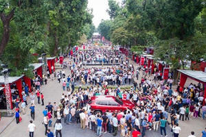 Hàng nghìn người chen lấn đặt mua xe VinFast