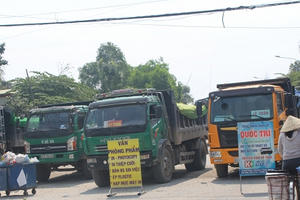 Quảng Nam: Gây ô nhiễm, xe tải chở đất bị dân chặn đường