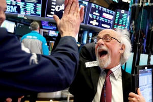 Dow Jones tăng hơn 450 điểm ngay khi giá dầu có tín hiệu khởi sắc