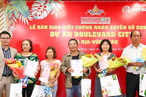 Việt Hưng Phát trao hàng trăm sổ hồng cho khách hàng tại Boulevard City Bà Rịa - Vũng Tàu