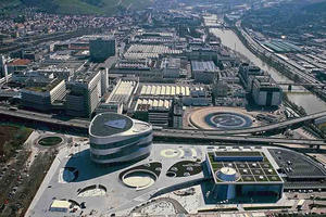 Mercedes chuyển đổi nhà máy sản xuất động cơ xăng sang làm xe điện, tăng gấp đôi công suất