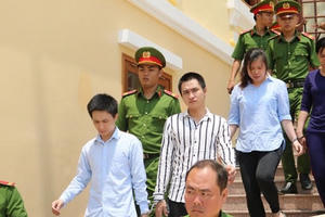 3 cặp đôi 'máy bay – phi công' rủ nhau bán hàng cấm rồi cùng vào tù