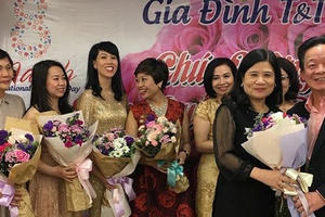 Bầu Hiển tặng hoa nhân viên, say đắm hôn vợ dịp 8/3