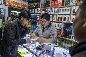 Làm điện thoại "đẹp như iPhone", có đủ tính năng mà giá chỉ 2 triệu: Thương hiệu này đang gây sốt khắp nơi