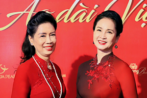 NSND Lan Hương dịu dàng trong tà áo dài Việt