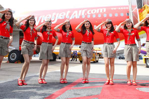 Lỗ gần 2.200 tỷ đồng, Vietjet (VJC) kiến nghị xem xét gỡ giá trần và cho phép phụ thu xăng dầu