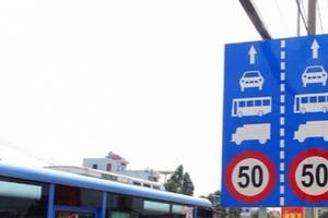 12 trường hợp phải giảm tốc độ khi lái xe