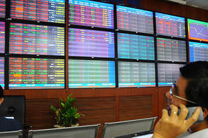 VN-Index hồi về gần tham chiếu, SHB “quay xe” ngoạn mục 