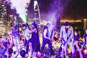 Dân chơi Sài Gòn đốt tiền, ùn ùn kéo nhau lên nóc nhà