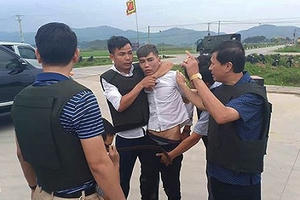 4 giờ vây bắt 3 đối tượng ôm súng cố thủ trong ô tô nghi chở ma túy