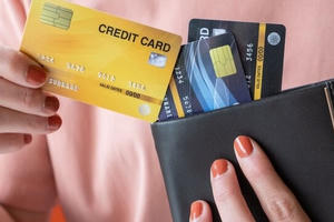 Các ngân hàng 'đút túi' bao tiền nhờ lãi thẻ tín dụng?