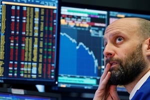 Dow Jones rớt hơn 300 điểm, Phố Wall tiếp tục "chao đảo" vì dịch Covid-19