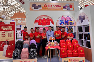 Sắc đỏ sao vàng phủ khắp Triển lãm Quốc gia: Câu chuyện đằng sau 2.000 chiếc ‘túi tự hào’ được phát miễn phí