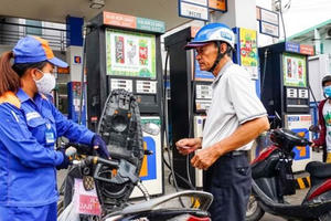 Sau 3 lần giảm liên tiếp, giá xăng tăng gần 700 đồng/lít