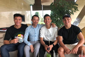 Đoàn Văn Hậu gặp gỡ với người anh thân thiết trước khi lên máy bay rời Việt Nam