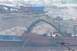 MTTQ Việt Nam đề nghị tỉnh Vĩnh Phúc xử lý cát tặc ở 'nơi người dân chật vật giữ đất'