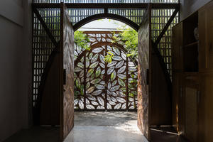 Tấm sắt mỏng lớn lơ lửng trong không gian, bao phủ toàn bộ ngôi nhà 5 tầng