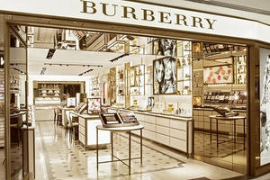 Khi các thương hiệu đình đám "ra tay" chống dịch Covid: Burberry phân phối khẩu trang, Ford, Tesla sản xuất máy thở