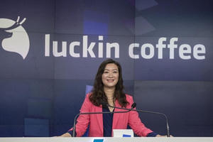 Luckin Coffee - Đối thủ của "gã khổng lồ" Starbucks tại Trung Quốc chính thức IPO, nữ CEO chính thức bước chân vào câu lạc bộ tỷ phú