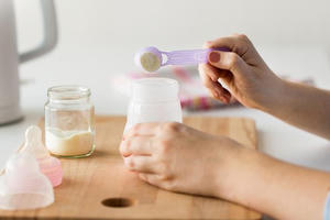 Hà Nội: Tăng cường kiểm soát sản xuất, kinh doanh và quảng cáo sản phẩm dinh dưỡng, bình sữa cho trẻ nhỏ