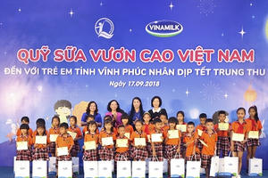 Quỹ sữa vươn cao Việt Nam và Vinamilk đem niềm vui ngày Tết Trung thu đến cho trẻ em tỉnh Vĩnh Phúc
