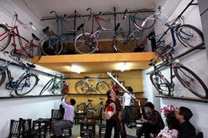 Video: Mục sở thị những chiếc xe đạp cổ trăm tuổi giá cả chục nghìn USD ở Hà Nội