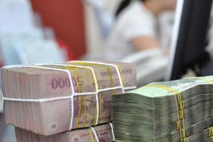 Lãi suất tiết kiệm tiếp tục tăng cao