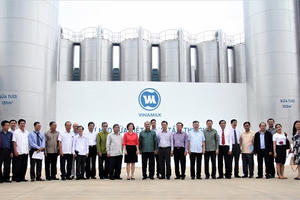 Đoàn đại biểu Đảng Nhân dân Cách mạng Lào thăm và làm việc tại nhà máy của Vinamilk