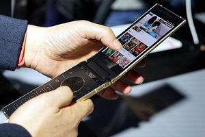 Lộ video thực tế smartphone nắp gập cao cấp W2019 của Samsung, giá bán dự kiến 2.500 USD