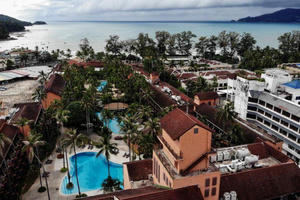 Dùng 'chiếc lồng mạ vàng' để đón du khách quốc tế, khả thi hay không?