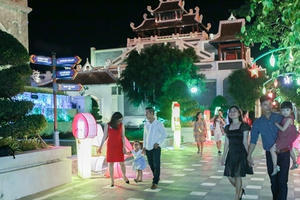 Du khách ấn tượng với trung thu khác lạ ở Sun World Danang Wonders