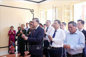 Tổng Bí thư Tô Lâm dâng hương tưởng niệm Chủ tịch Hồ Chí Minh tại Di tích nhà số 48 Hàng Ngang
