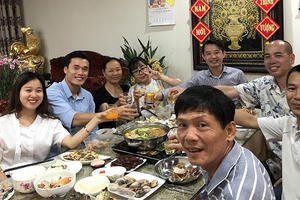 Bữa cơm gia đình ấm áp của thủ môn Bùi Tiến Dũng cùng gia đình doanh nhân Phạm Hữu Tuấn